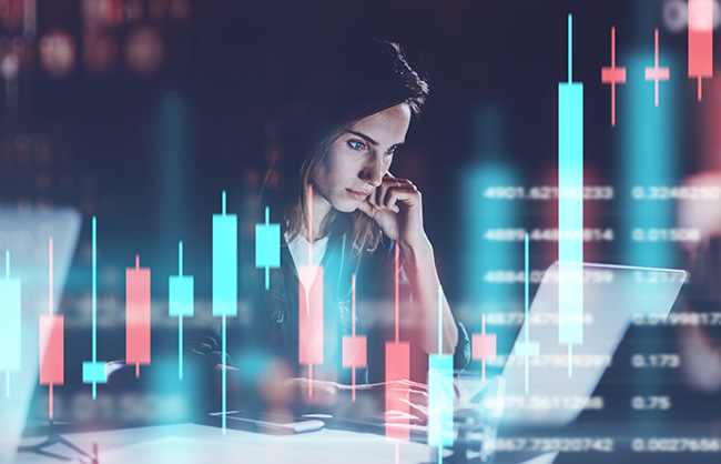 Femme devant un ordinateur